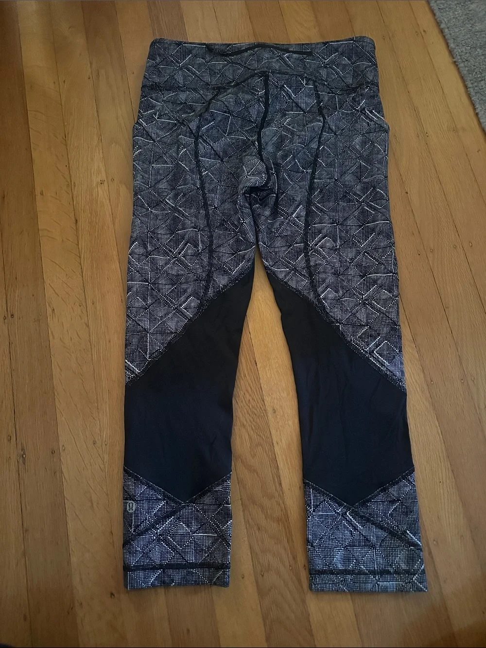 lululemon athletica Black & Gray Geometric Capris